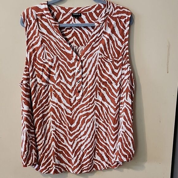 Beautiful Torrid top size 3 - Picture 2 of 5